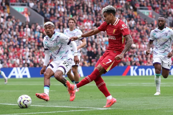 Atacantes brilham e colocam Liverpool no topo provisório da Premier League
