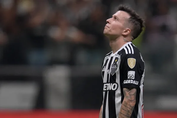 Bernard sofre lesão no joelho e desfalca o Atlético-MG na reta final da Libertadores