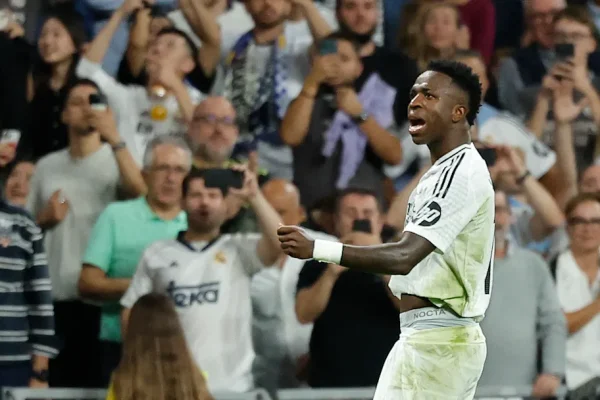 Vinícius Júnior brilha em vitória do Real Madrid sobre o Villarreal e time encosta no Barcelona na liderança da LaLiga