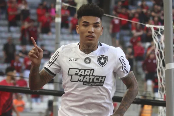 Botafogo vence Athletico-PR e amplia liderança isolada no Brasileirão 2024