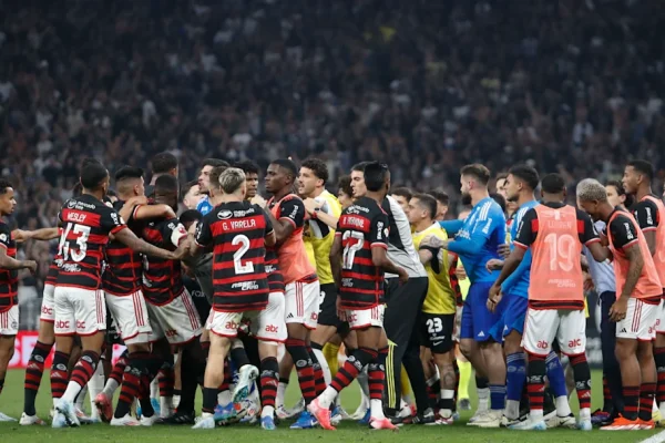 Confusão em Corinthians x Flamengo: Yuri Alberto e Alcaraz são denunciados pelo STJD