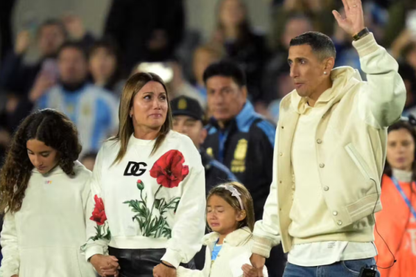 Di María recebe emocionante homenagem no Monumental em despedida da seleção argentina